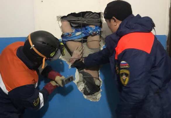 Кадры спасения мужчины, пролетевшего 30 метров в попытке достать валенки (ФОТО, ВИДЕО) | Русская весна