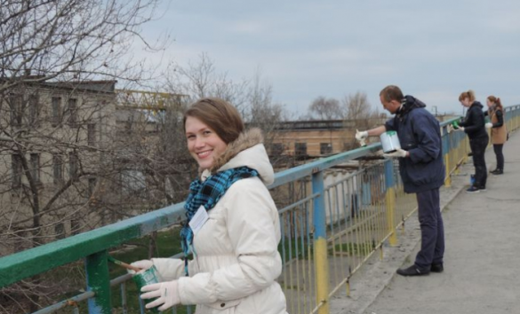 В Мелитополе перекрасили «патриотический» мост (ФОТО, ВИДЕО) | Русская весна