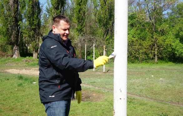 Главное — участие: Мэр Днепропетровска на субботнике покрасил несколько сантиметров футбольных ворот (ФОТО) | Русская весна