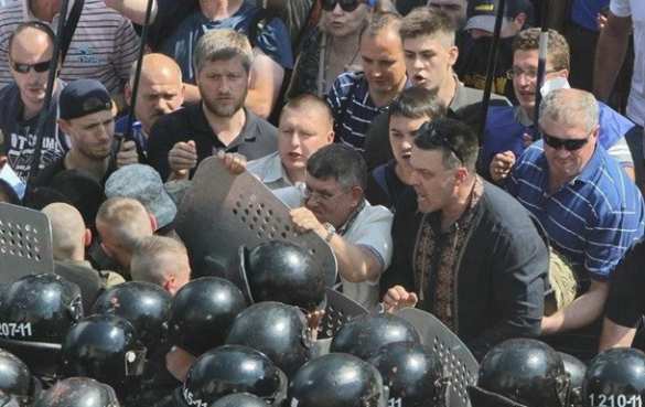 Свобода о столкновениях под Радой: милиция напала первой  | Русская весна