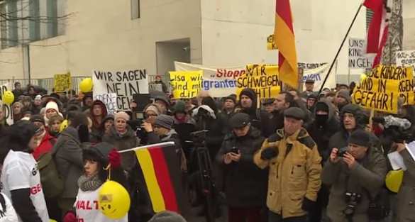 В Берлине состоялся митинг в поддержку 13-летней русской девочки, подвергшейся насилию (ВИДЕО) | Русская весна