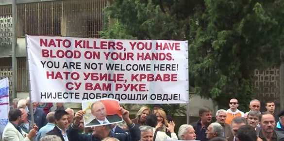 В Черногории протестующие встретили генсека НАТО фотографиями Путина (ВИДЕО) | Русская весна