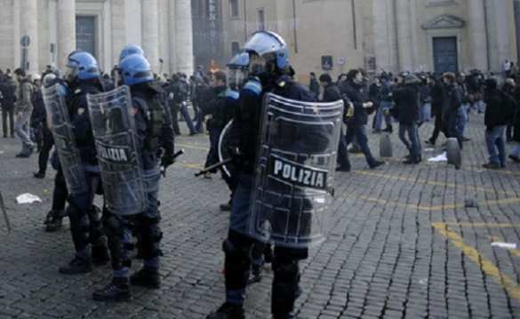 Многотысячный митинг против евро, миграции и политики властей Италии проходит в Риме (+ ВИДЕО столкновений) | Русская весна