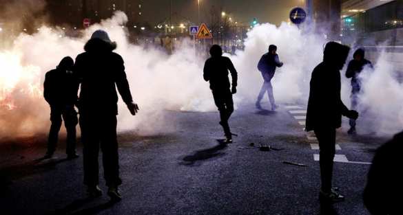 Онибольшенедети: против «активистов», требующих импичмента Порошенко, применили газ (ВИДЕО) | Русская весна