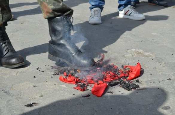 Неонацисты напали на первомайскую демонстрацию в Херсоне (ФОТО, ВИДЕО) | Русская весна