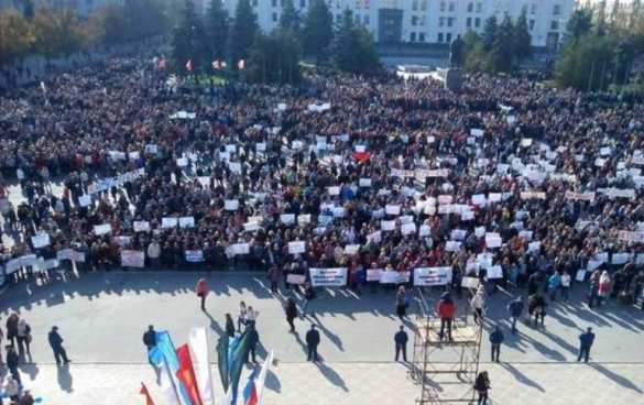 «Нет иностранной интервенции» — в Луганске проходит многотысячный митинг против вооруженной миссии ОБСЕ (ФОТО, ВИДЕО) | Русская весна