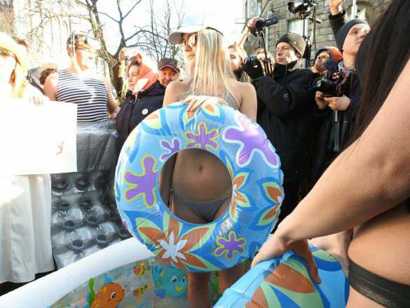 Чемодан, вокзал, Мальдивы: голые женщины пришли к администрации Порошенко (ФОТО, ВИДЕО) | Русская весна