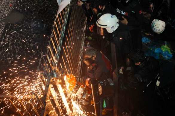 В Турции полиция жёстко разогнала митинг в защиту свободы слова (ФОТО, ВИДЕО) | Русская весна