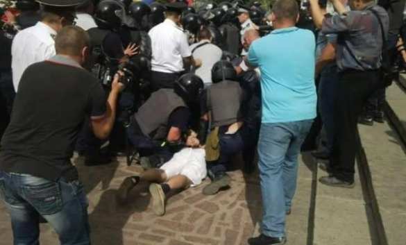 В результате столкновений у Генпрокуратуры Молдавии пострадали шесть полицейских | Русская весна