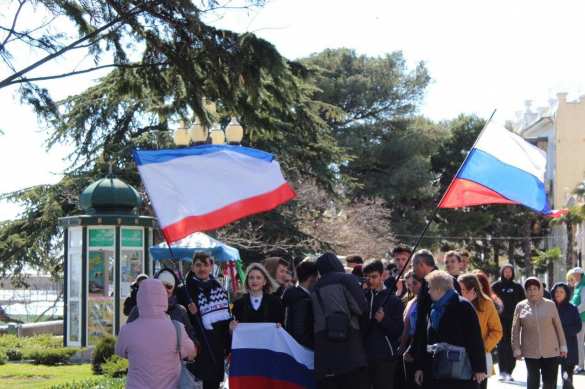 В годовщину воссоединения Крыма с Россией молодогвардейцы провели массовые акции | Русская весна