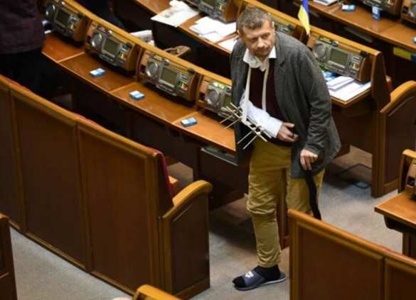 «Береги руку, Сеня!» — загипсованный Мосийчук в резиновом тапке пришел в Раду (ФОТО, ВИДЕО) | Русская весна