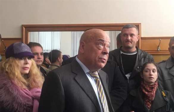 ВАЖНО: В Ужгороде назревает Майдан: протестующие ворвались в кабинет Москаля и требуют его отставки (ФОТО) | Русская весна