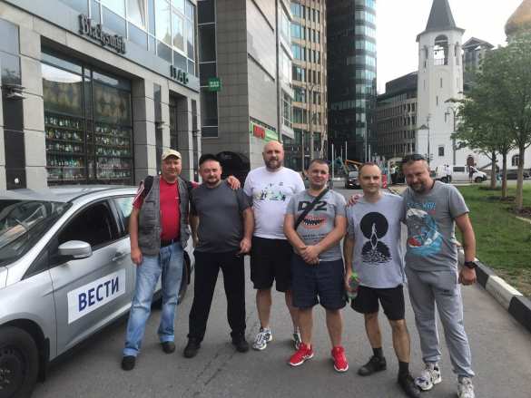 Ополченцы и «атошники» вместе поют украинские песни на улицах Москвы — как так получилось? (ВИДЕО) | Русская весна