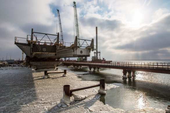 Ледоход не помеха: свежие кадры возведения Крымского моста (ВИДЕО) | Русская весна