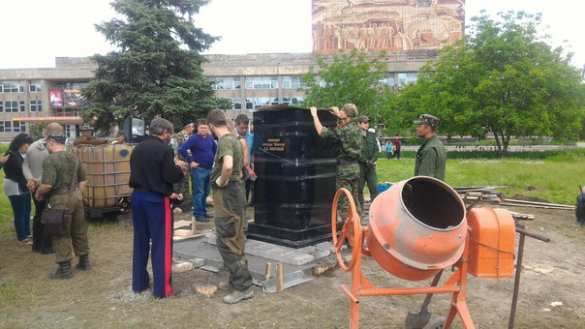 Установка памятника Алексею Мозговому в Алчевске проходит без инцидентов | Русская весна