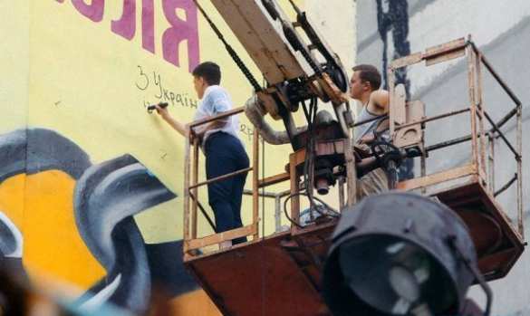 Ни славы, ни воли: «патриотический» мурал закрыли рекламой в Запорожье (ФОТО) | Русская весна