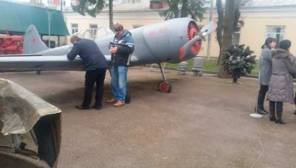 В Ровно пьяный боевик «АТО» залез в музейный самолет и угрожал всех расстрелять (ФОТО) | Русская весна