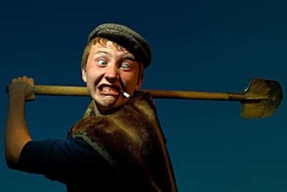 Украинец лопатой отбился от ТЦКшников, пытавшихся его мобилизовать (ВИДЕО) | Русская весна