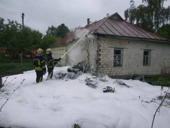 На Украине самолет упал на жилой дом (ФОТО) | Русская весна