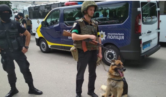 В Киеве психбольницу окружили автоматчики с собаками (ФОТО) | Русская весна