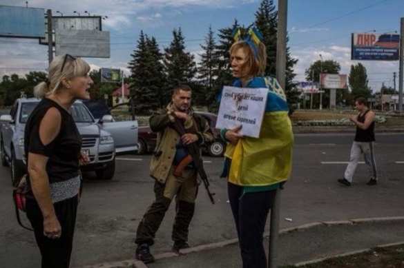 В Донецке поставили к столбу позора наводчицу украинских карателей | Русская весна