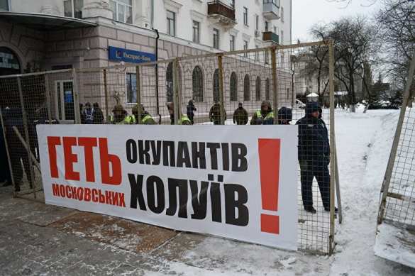 В Киеве у посольства РФ зажгли файеры, на очереди шины (+ФОТО) | Русская весна