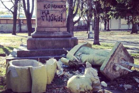 Очередной памятник Ленину разрушен в Днепропетровской области, в городе Никополь Очередной памятник Ленину разрушен в Днепропетровской области, в городе Никополь (видео) | Русская весна