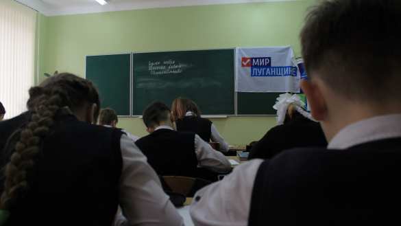 Луганская школа получила в подарок школьную доску от Общественного движения «Мир Луганщине» (ФОТО) | Русская весна