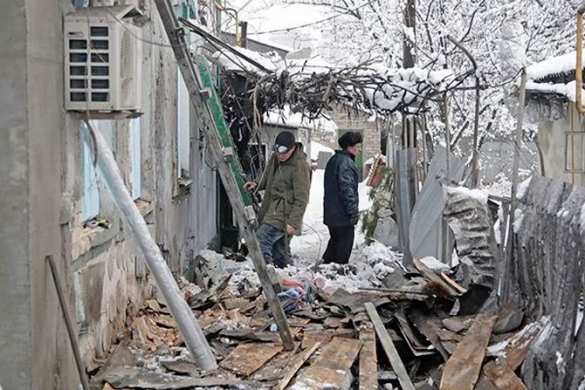 Военный обзор: Горловку и Докучаевск снова обстреливают, из Селидово грузовиками что-то вывозят, а в Мариуполе сняли охрану с мостов | Русская весна