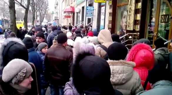 Украинцы бегут от войны: огромные очереди за польскими визами, сейчас выдают уже только на май (ВИДЕО А.Шария) | Русская весна