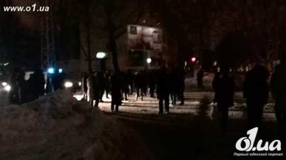 Борьба за свет продолжается: одесситы перекрыли движение транспорта по улице Краснова (фото) | Русская весна
