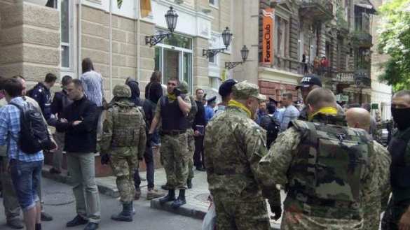 В Одессе боевики в камуфляже, с битами и пистолетами штурмовали бизнес-центр «Наполеон», милиция вмешиваться боялась, в результате трое раненых  (ФОТО, ВИДЕО) | Русская весна