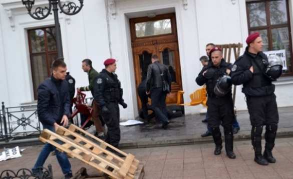 В Одессе разобрали баррикады у мэрии (ФОТО) | Русская весна