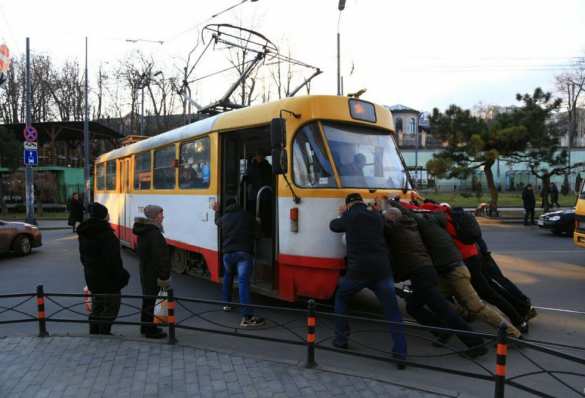 Украинское развлечение: в Одессе пассажиры толкали трамвай (ФОТО) | Русская весна