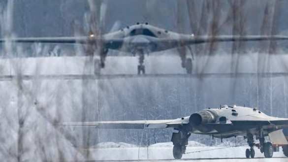 Устрашающий «Охотник» на фоне Су-57: появился снимок нового российского ударного беспилотника (ФОТО) | Русская весна