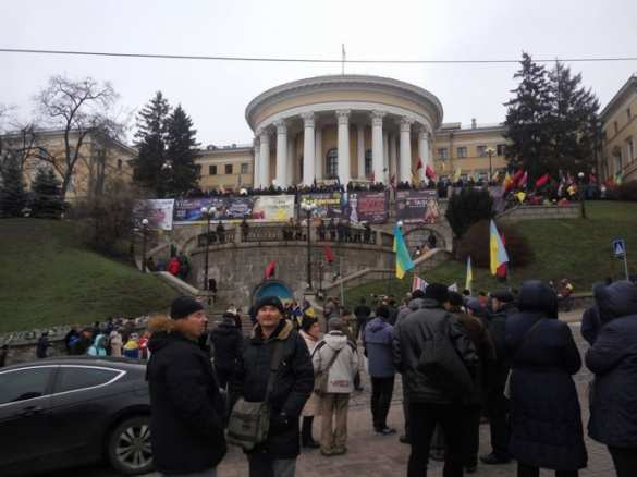 Сторонники Саакашвили штурмуют Октябрьский дворец в Киеве — ПРЯМАЯ ТРАНСЛЯЦИЯ — Смотрите и комментируйте с РВ  | Русская весна