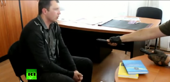 «С засранцами не воюю»: редактор газеты ДНР ответил на интернет-угрозы майдановца, дав ему нож (видео) Бери ножи и убей меня: редактор газеты ДНР ответил на интернет-угрозы майдановца, дав ему нож (видео) | Русская весна