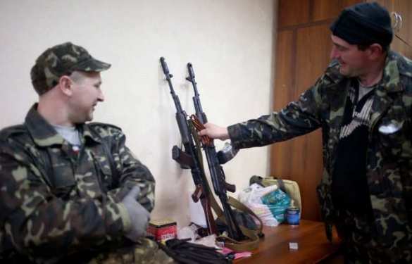 Жители Луганска добровольно сдают оружие властям (ВИДЕО) | Русская весна