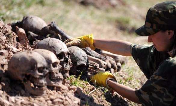 Сложно поверить: на Украине из песка с останками советских солдат строят дома (ВИДЕО) | Русская весна