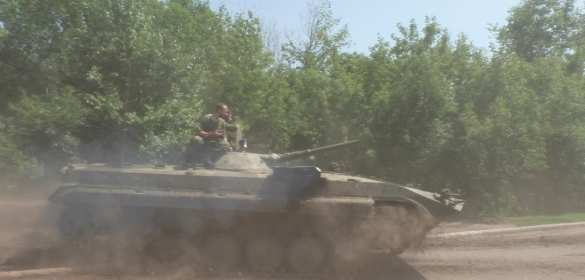 Ополчение ДНР начало отвод бронетехники в Санжаровке | Русская весна