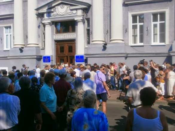 В Чернигове пенсионеры штурмовали областную администрацию и местную раду (фото, видео) | Русская весна