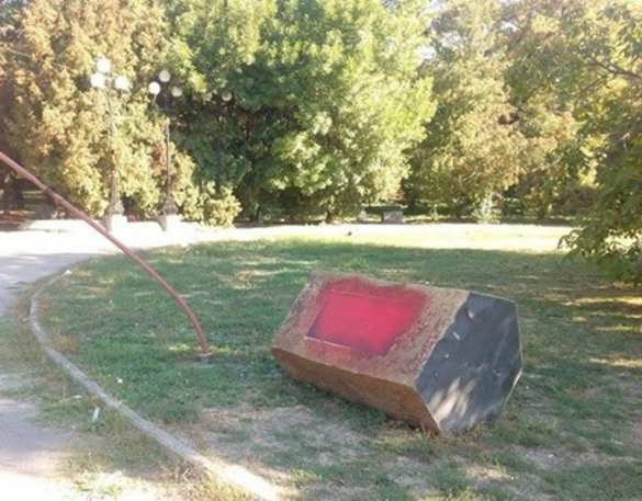 В Ровно облили краской памятный знак Бандере (ФОТО) | Русская весна