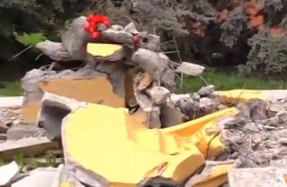 Каратели разбомбили школу и памятник бойцам ВОВ в Саханке (ВИДЕО) | Русская весна