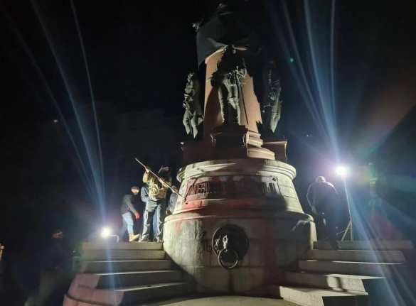 За ночь в Одессе снесли памятники Суворову и Екатерине II (ФОТО, ВИДЕО) | Русская весна