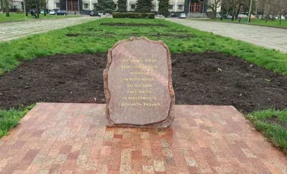 Пострадавший от фекалий памятник «атошникам» в Одессе облили краской (ФОТО) | Русская весна