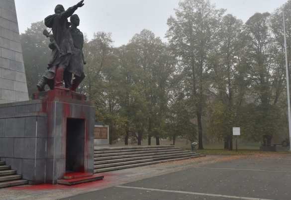 Освобождённые: в Чехии осквернили советский памятник (ФОТО) | Русская весна