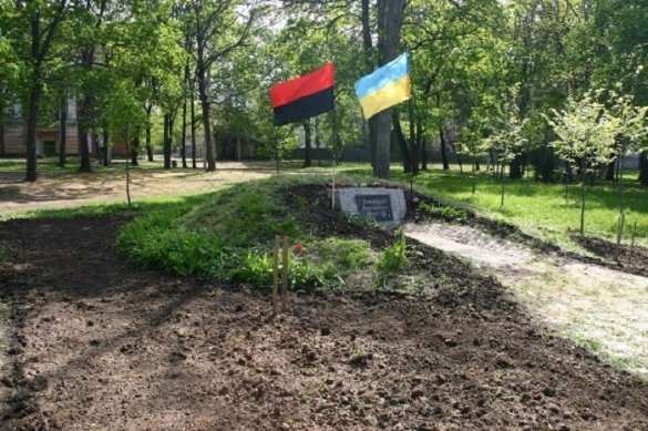 Народная любовь: памятник УПА вновь облили «кровью» (ФОТО) | Русская весна