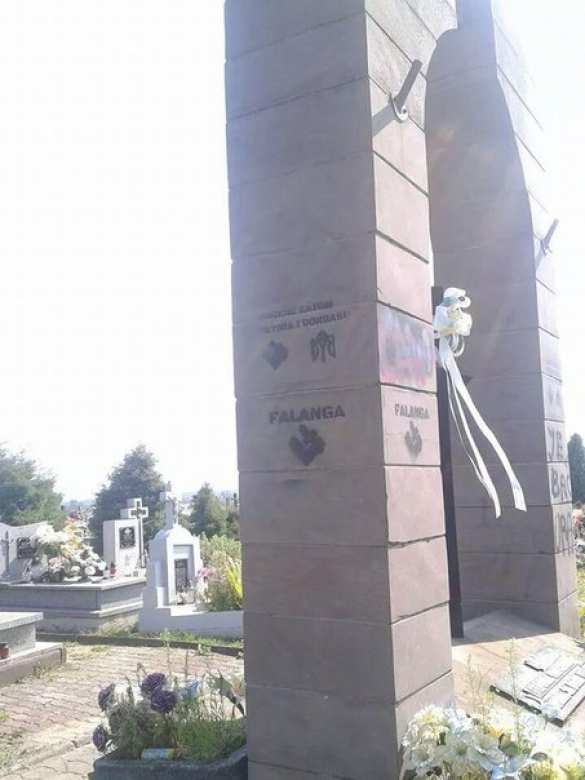 В Польше разрушили памятник бандеровцам УПА В Польше разрушили памятник бандеровцам УПА | Русская весна