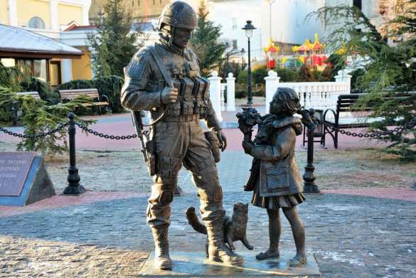 В Крыму задержали «майданутого алкаша», который облил краской памятник «Вежливым людям» (+ВИДЕО, ФОТО) | Русская весна