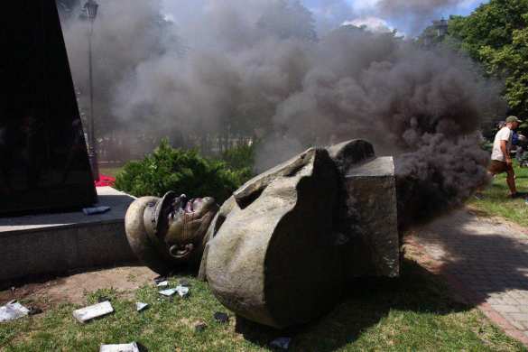 СРОЧНО: Только что в Харькове неонацисты снесли памятник Жукову (+ФОТО, ВИДЕО) | Русская весна